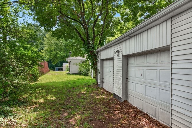 Building Photo - 141 W Rossview Rd
