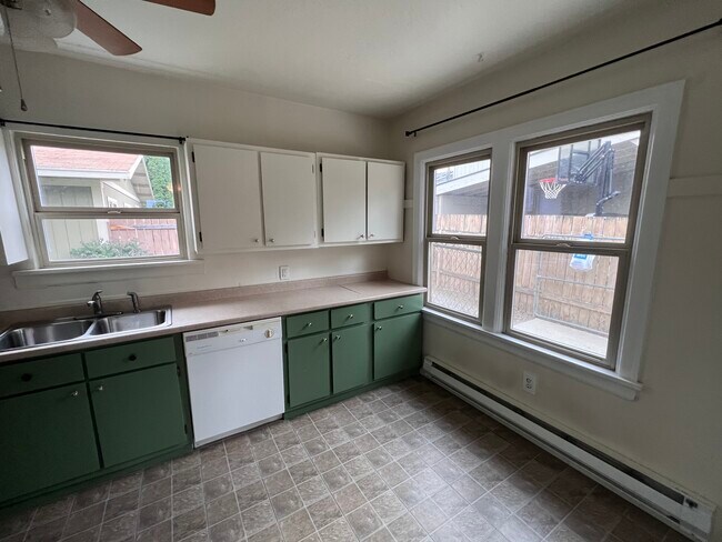 Building Photo - 1227 4th St