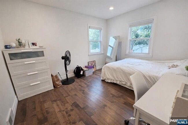 Building Photo - 103 E Cedar Ln