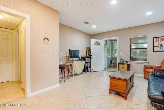 Building Photo - Very cute 2/1 home available for rent