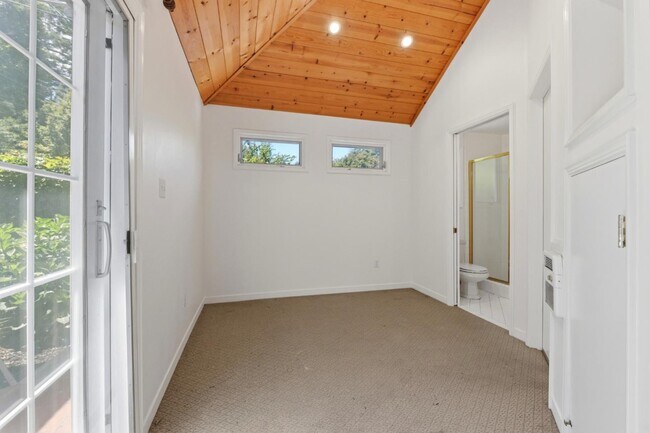 Building Photo - 1825 White Oak Dr