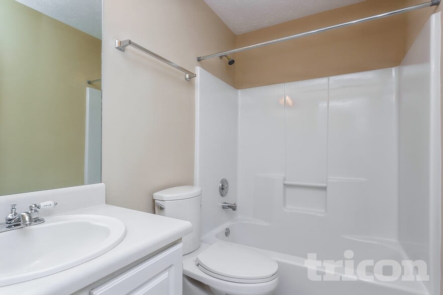 Building Photo - 425 Crested View Dr