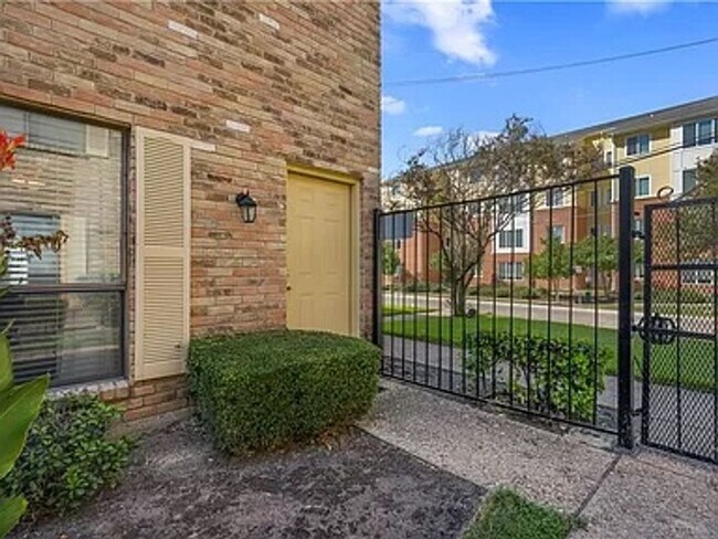 Building Photo - Beautifully Remodeled 2-Bed, 2.5-Bath Condo Blocks from Baylor Campus!