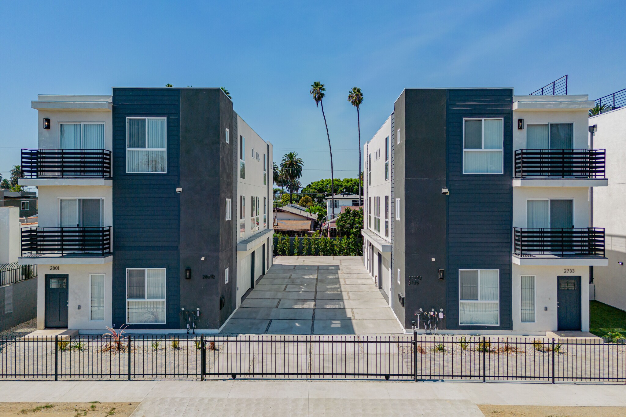 Building Photo - 2733 S La Brea Ave