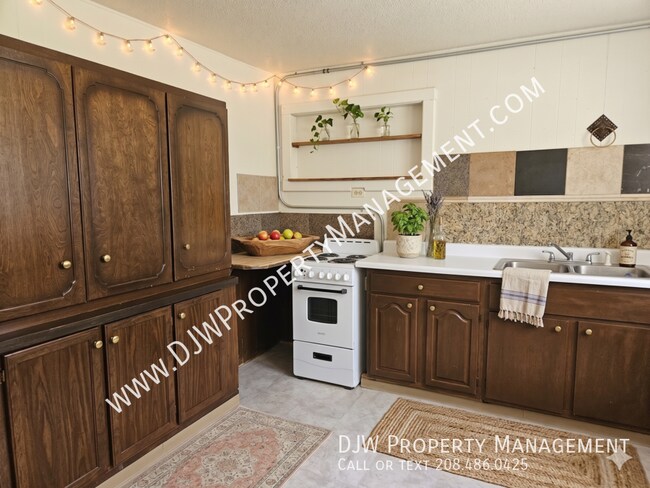 Building Photo - 103 SW 1st-B