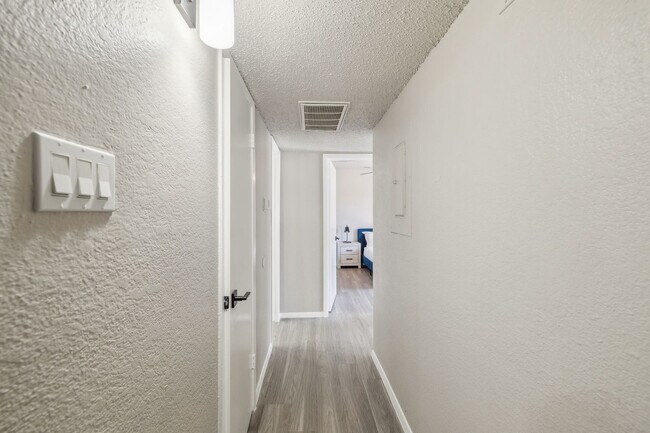 Building Photo - 2525 Thomason Cir