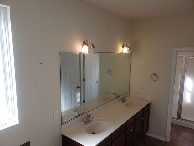 Building Photo - WOODBRIDGE POINTE