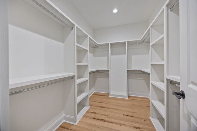 Building Photo - 345 Lake Farm Dr