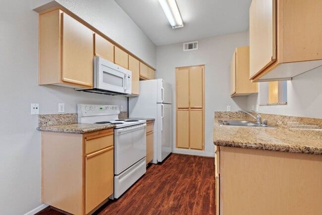 Building Photo - Fabulous Downstairs Condo at Silver Creek!