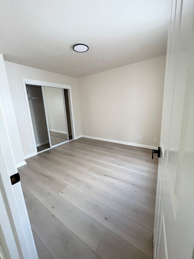 Building Photo - Top Floor 4x2