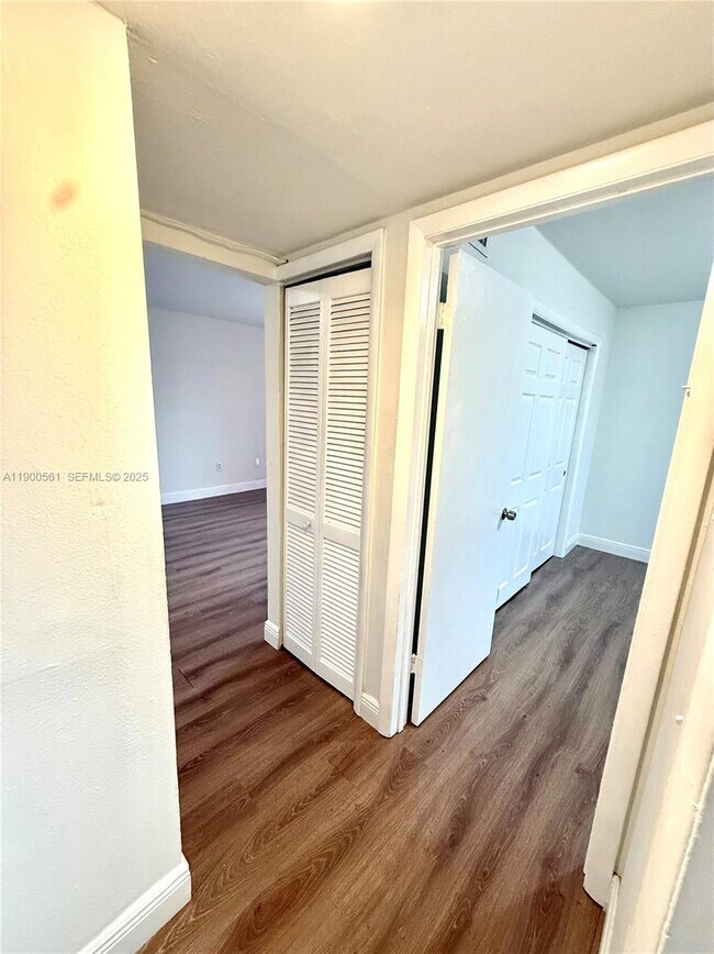 Building Photo - 2400 NW 16th St Rd