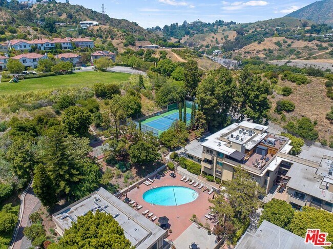 Building Photo - 6720 Hillpark Dr