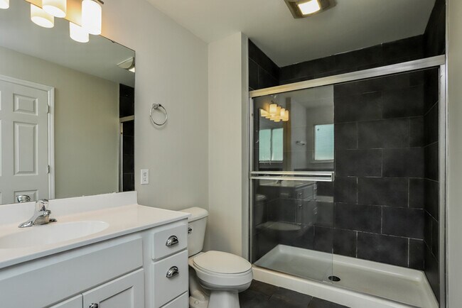 Building Photo - Fantastic 3bd/2ba home! Coming soon!