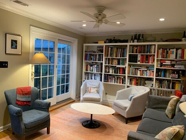 Building Photo - Rare Georgetown Townouse with private yard - 1 block from Rose Park / M St