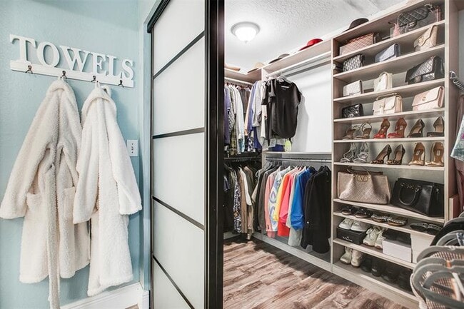 Building Photo - 10918 NW 56th Ct