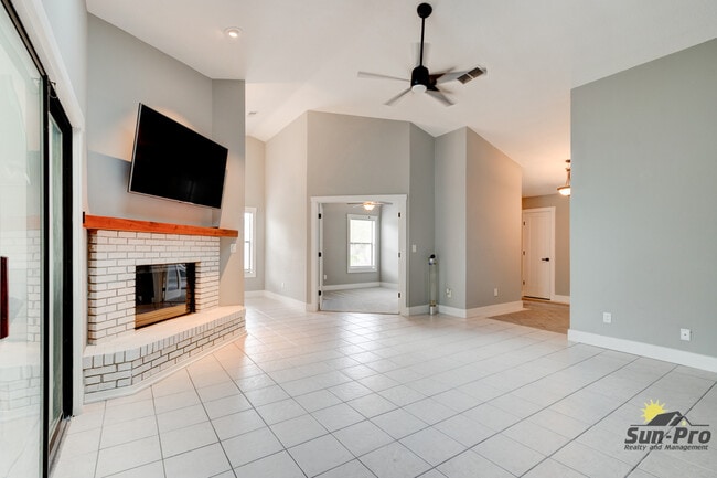 Building Photo - 700 Pine Shores Cir