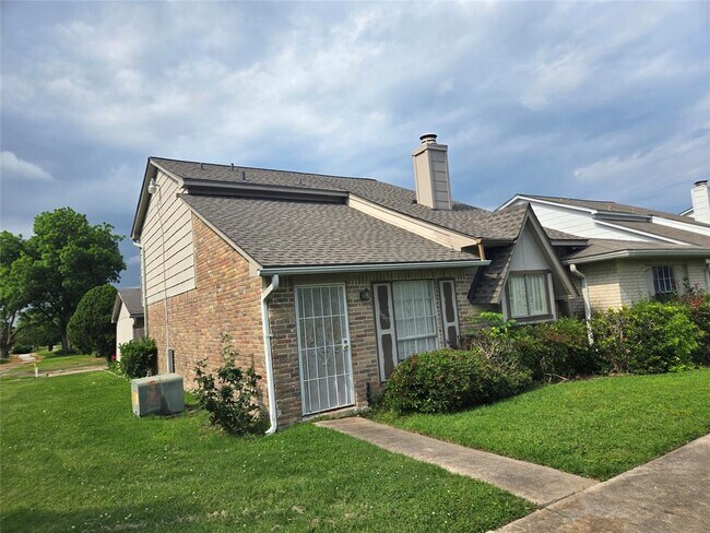 Building Photo - 6417 S Briar Bayou Dr