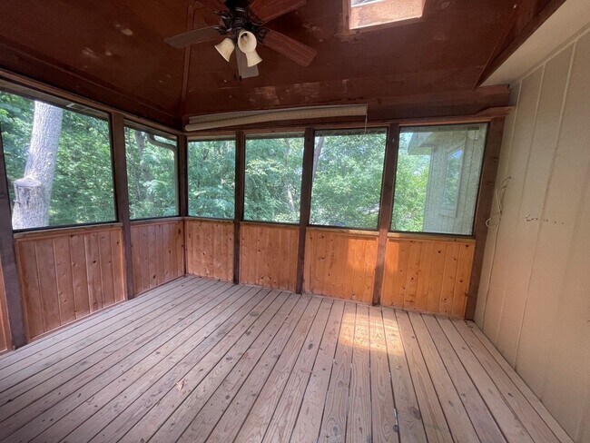Building Photo - 1405 Childs Rd E