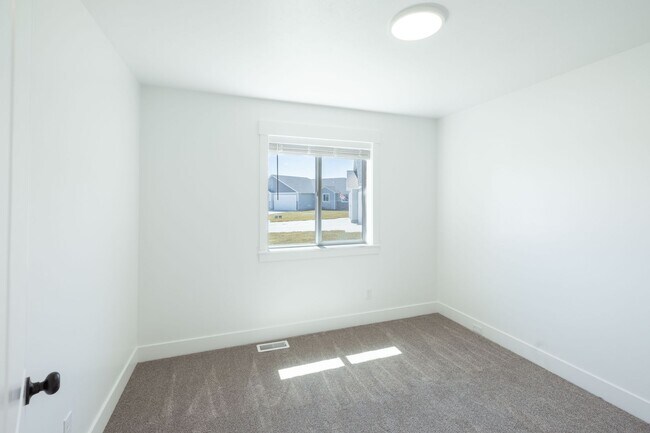 Building Photo - $500 off first month's rent. If rented before the end of AUGUST!!BRAND NEW 5 BED 3 BATH TWIN HOME