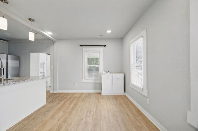 Building Photo - 3 Bed 1.5 bath Updated House Fenced yard -Pets