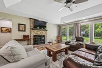 Building Photo - 822 Chatsworth Dr