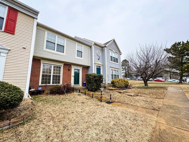 Building Photo - Charming 3 Bed 2.5 Bath Townhome With Pati...