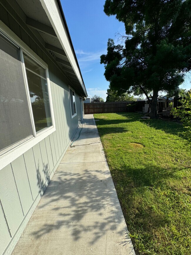 Building Photo - 1024 Michelle Ct