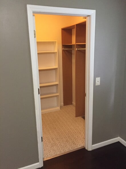 Building Photo - 251 Rembrandt Dr