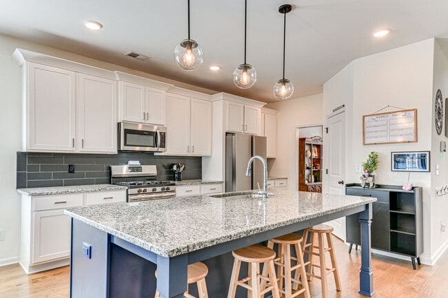 Building Photo - Two Story home in Quaker Knoll! Ready now !