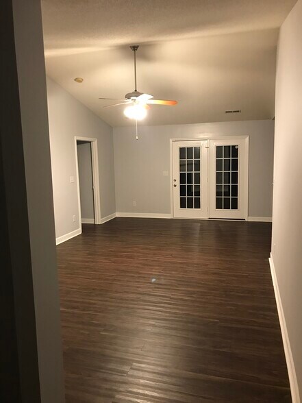 Building Photo - 1950 Hawkcrest Ct