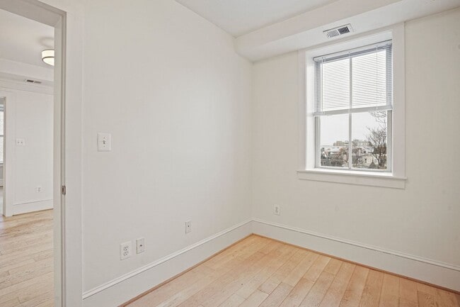 Building Photo - Bright Two-Bedroom in Columbia Heights | Pet frienldy!