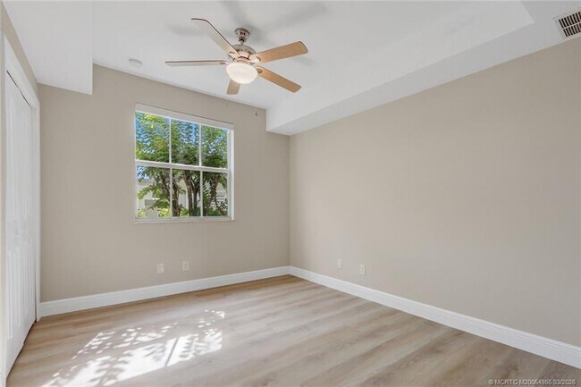 Building Photo - 3651 NE Pineapple Ave