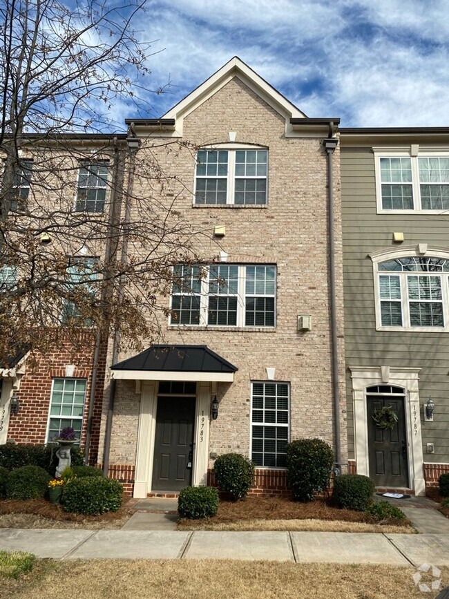 Building Photo - Walk To Shopping, Dining, and Greenway - F...