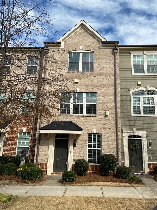 Building Photo - Walk To Shopping, Dining, and Greenway - Fantastic Antiquity Location