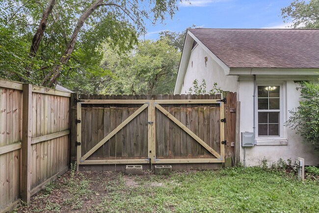 Building Photo - Charming Updated Home with Designer Kitche...
