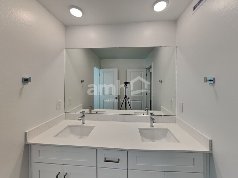 Building Photo - 9731 W Parkway Dr