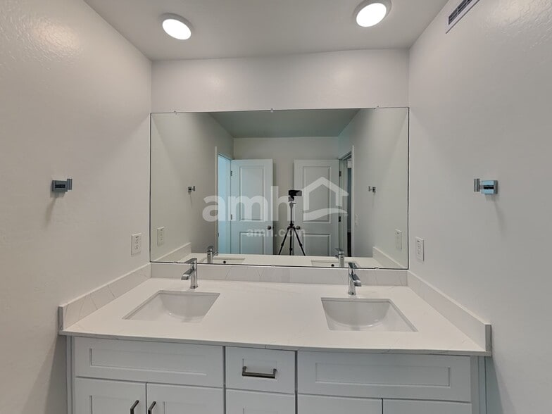 Building Photo - 9830 W Parkway Dr