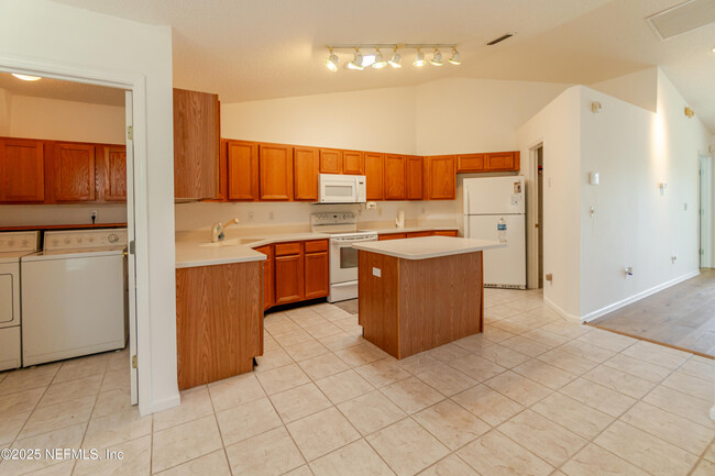 Building Photo - 1623 Sandy Springs Dr
