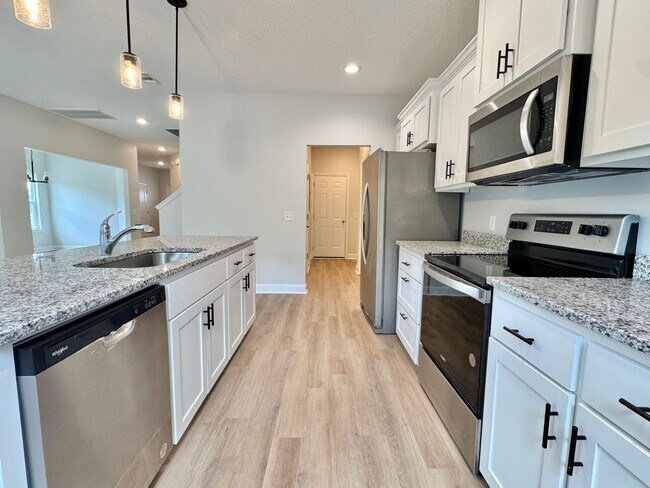 Building Photo - $500 RENT CREDIT | AVAILABLE NOW! (Pet Friendly)