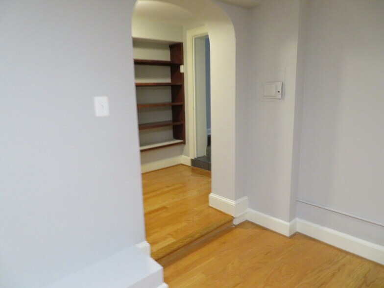Building Photo - 3925 Davis Pl NW