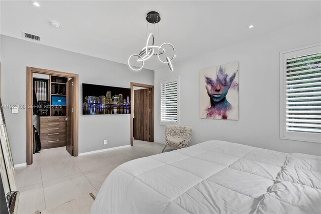 Building Photo - 725 W 49th St