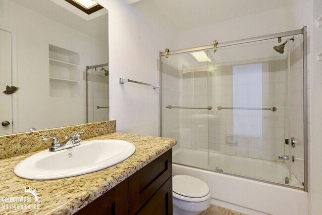 Building Photo - Beautiful 2Bda 2Ba Condo with Fireplace in Scottsdale!