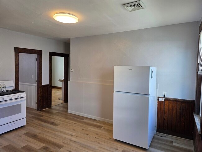 Building Photo - 2 Hillside St