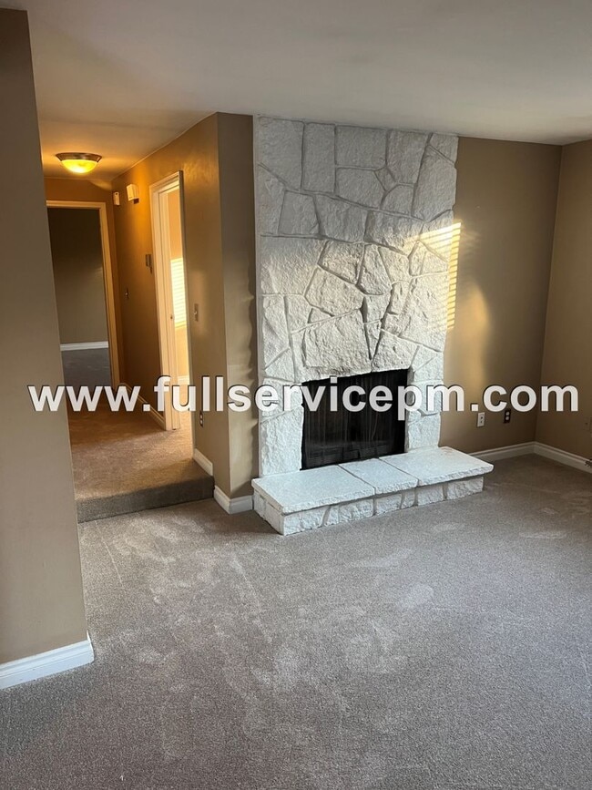 Building Photo - Large condo w/ sauna