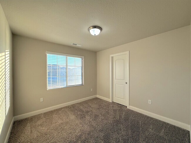 Building Photo - 3 bed, 2 bath home with 2 car garage