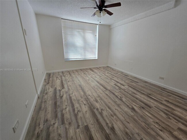 Building Photo - 3730 Inverrary Dr