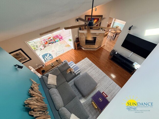 Building Photo - Stunning 5 Bedroom Home in Mary Esther with Beach Access, Pool and Solar Panels!
