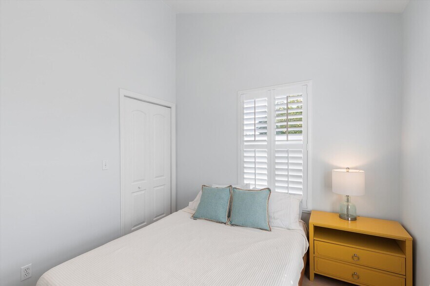 Building Photo - 634 Louisa St