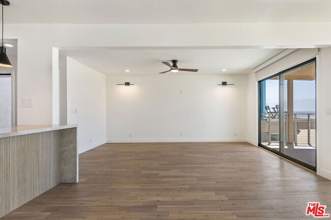 Building Photo - 6405 Ocean Front Walk