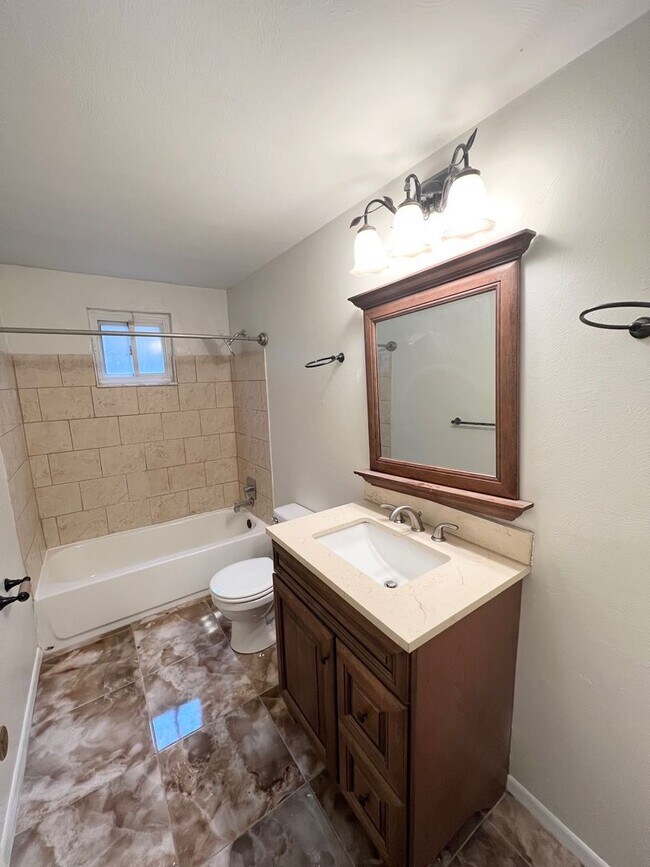 Building Photo - Beautiful 3 Bedroom 1 Bathroom in Penn Hil...